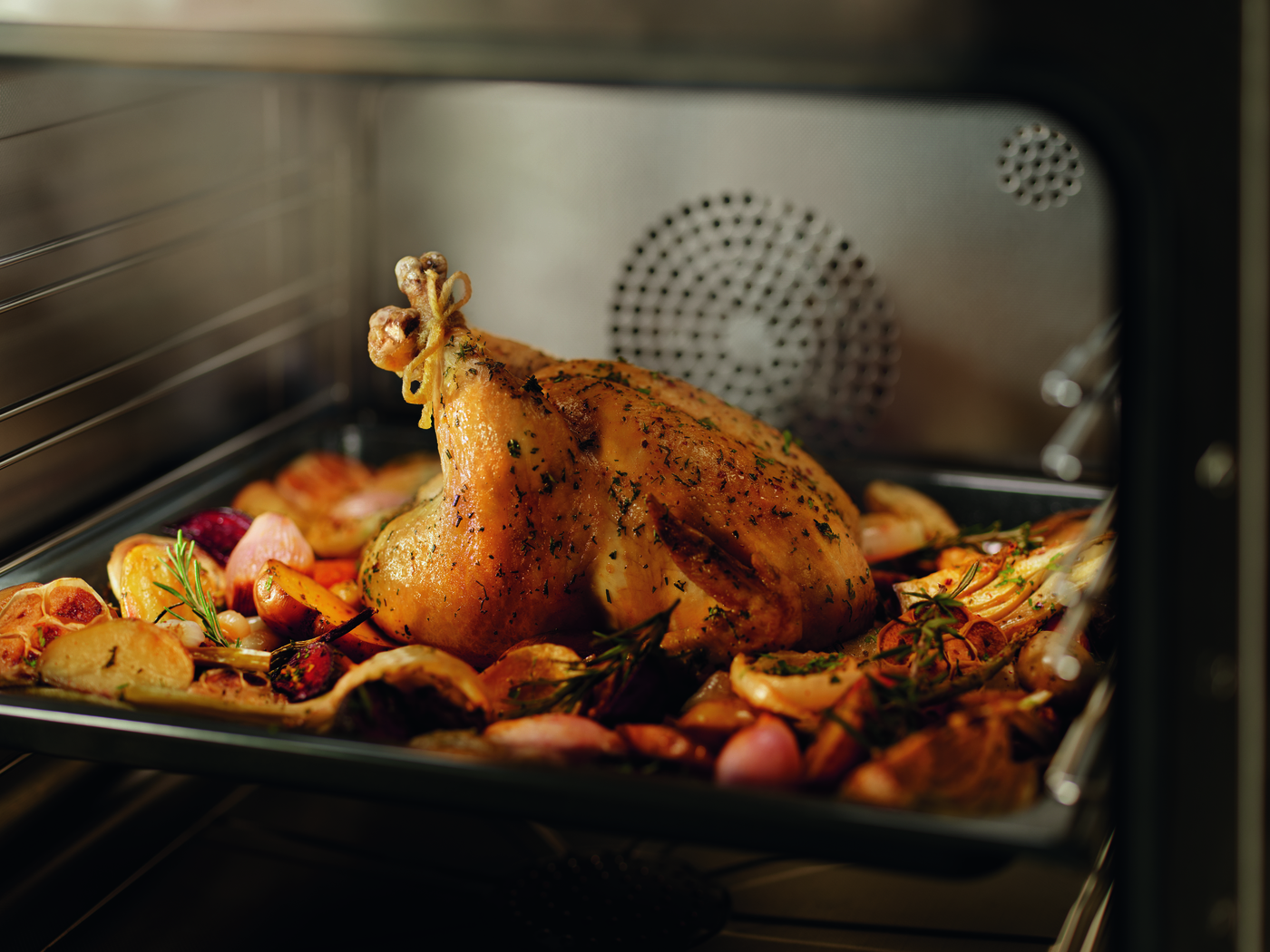 Miele Combigaren HC Pro_Dampfbackofen Backhähnchen mit Gemüse