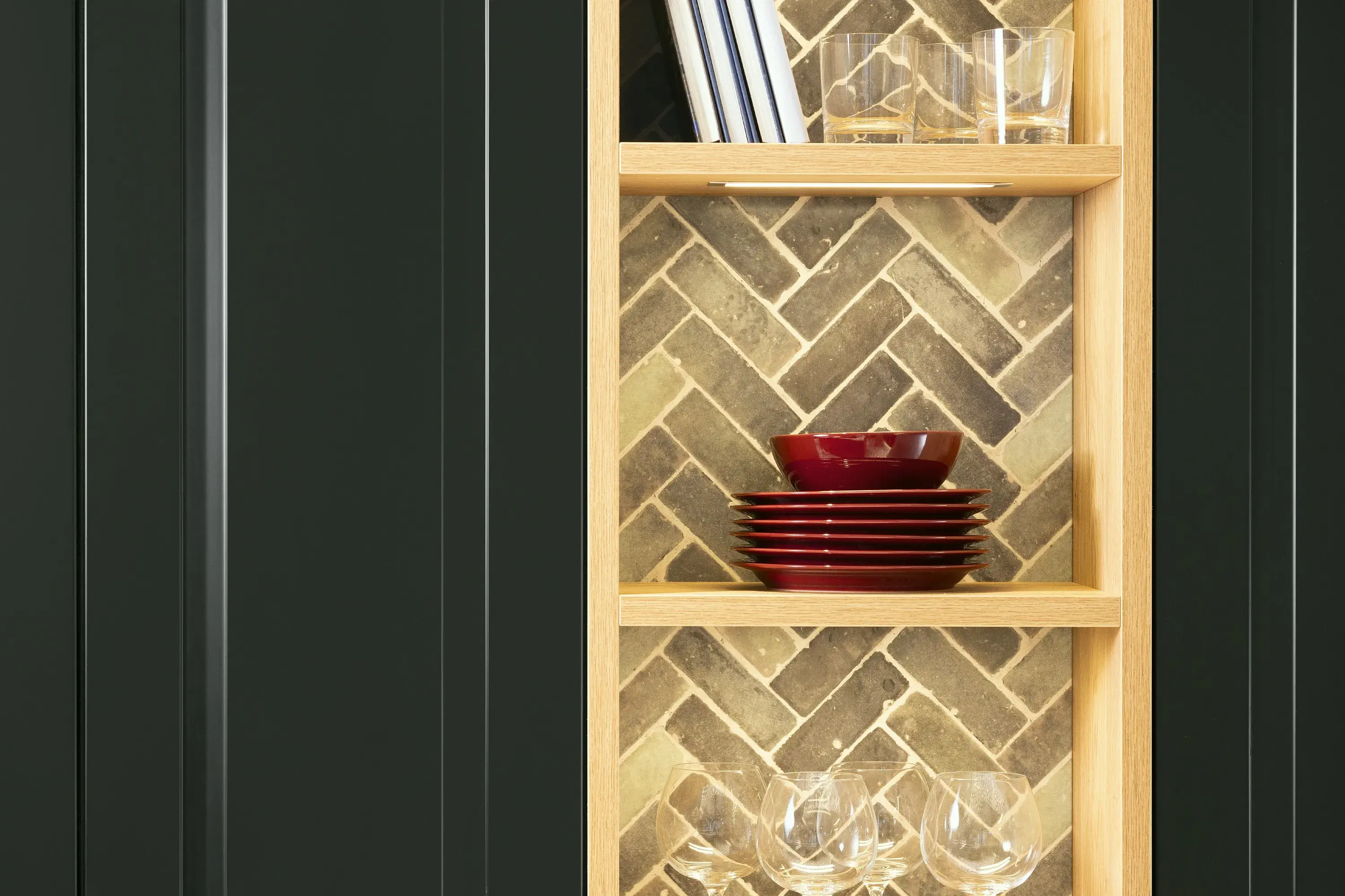 schwarze Nobilia Landhausküche mit offenem Regal in hellem Holz und grüner Fliesenrückwand als 3D-Druck