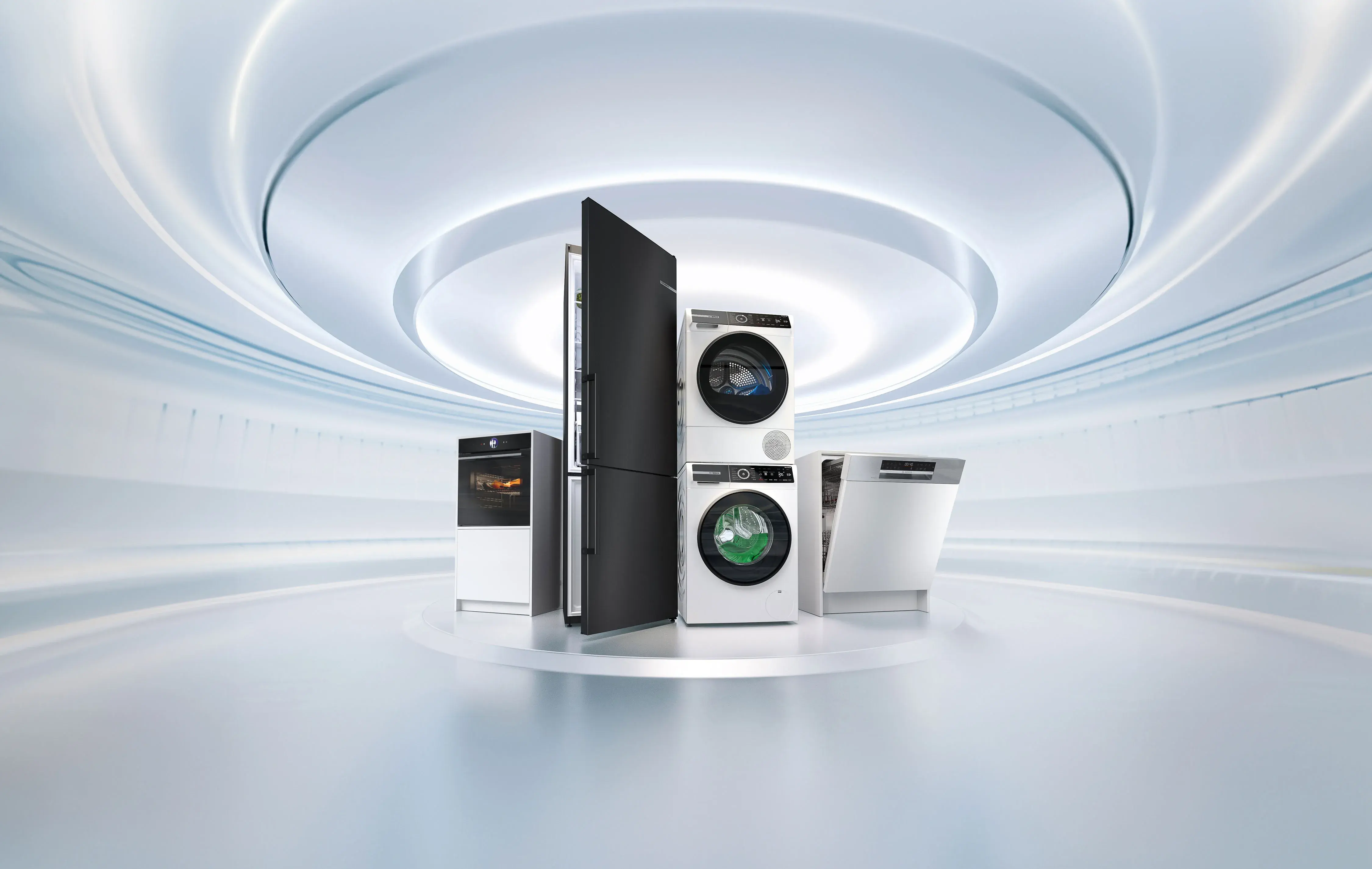 Moderne Haushaltsgeräte wie Kühlschrank, Waschmaschine und Geschirrspüler in hellem Raum.